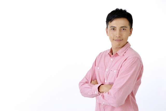 微笑む男性