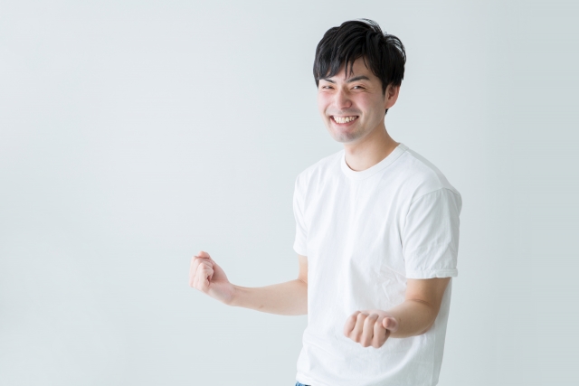 喜ぶ男性